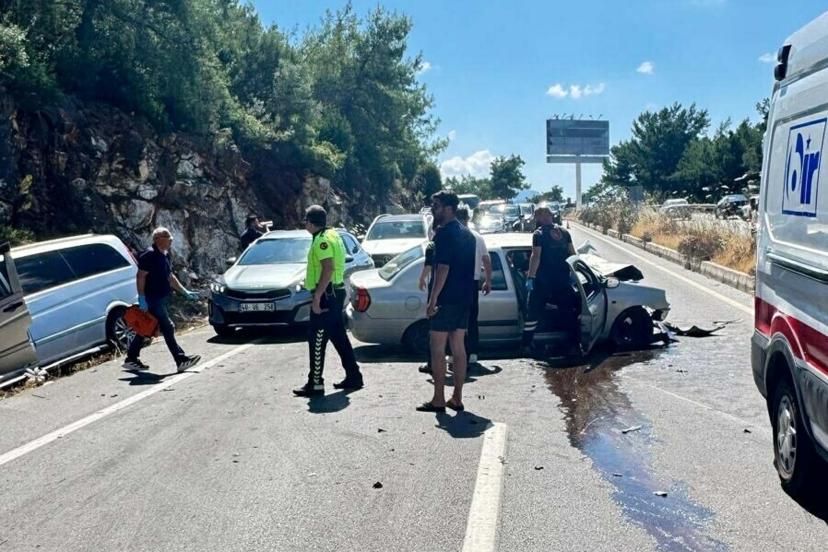 Bodrum’da otomobil ile minibüs çarpıştı: 6 yaralı