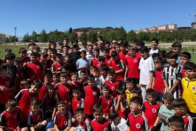 Cengiz Ünder memleketi Balıkesir'de genç sporcularla buluştu