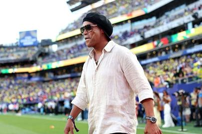 Ronaldinho futbola geri dönüyor! Çifte görev üstlenecek