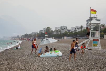 Yağmura aldırmadan yüzmeye devam ettiler