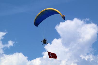 Yamaç paraşütçüleri jandarmanın kuruluşunu kutladı