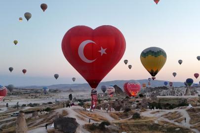 Kapadokya'da sıcak hava balonları Türk bayrakları ve afişlerle uçtu