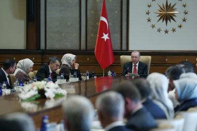 Cumhurbaşkanı Erdoğan, okul saldırısında hayatını kaybeden öğrencilerin velilerini kabul etti