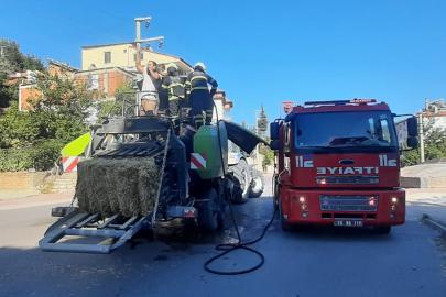 Hareket halindeki balya makinesinde yangın