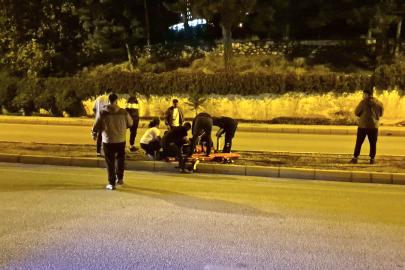 Refüje çarpan motosikletin sürücüsü yaralandı